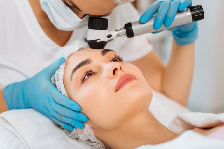 agradable-mujer-encantada-que-examinen-piel-mientras-visita-dermatologo_259150-9231